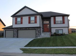 17938 Sunrise Dr, Weston, MO 64098