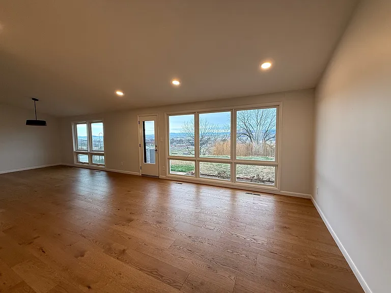 221 Grandview Dr — Photo 6
