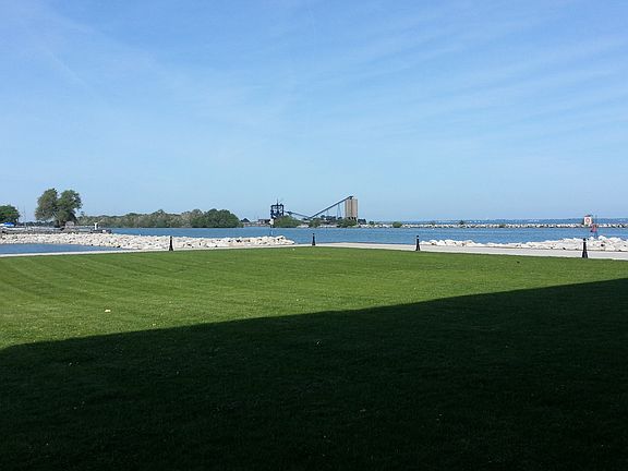 4th image of 401 W Shoreline Dr