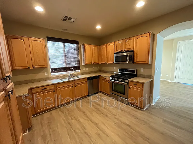 3 bed, 2.5 bath, 1705 sqft, $2,045 — Photo 3