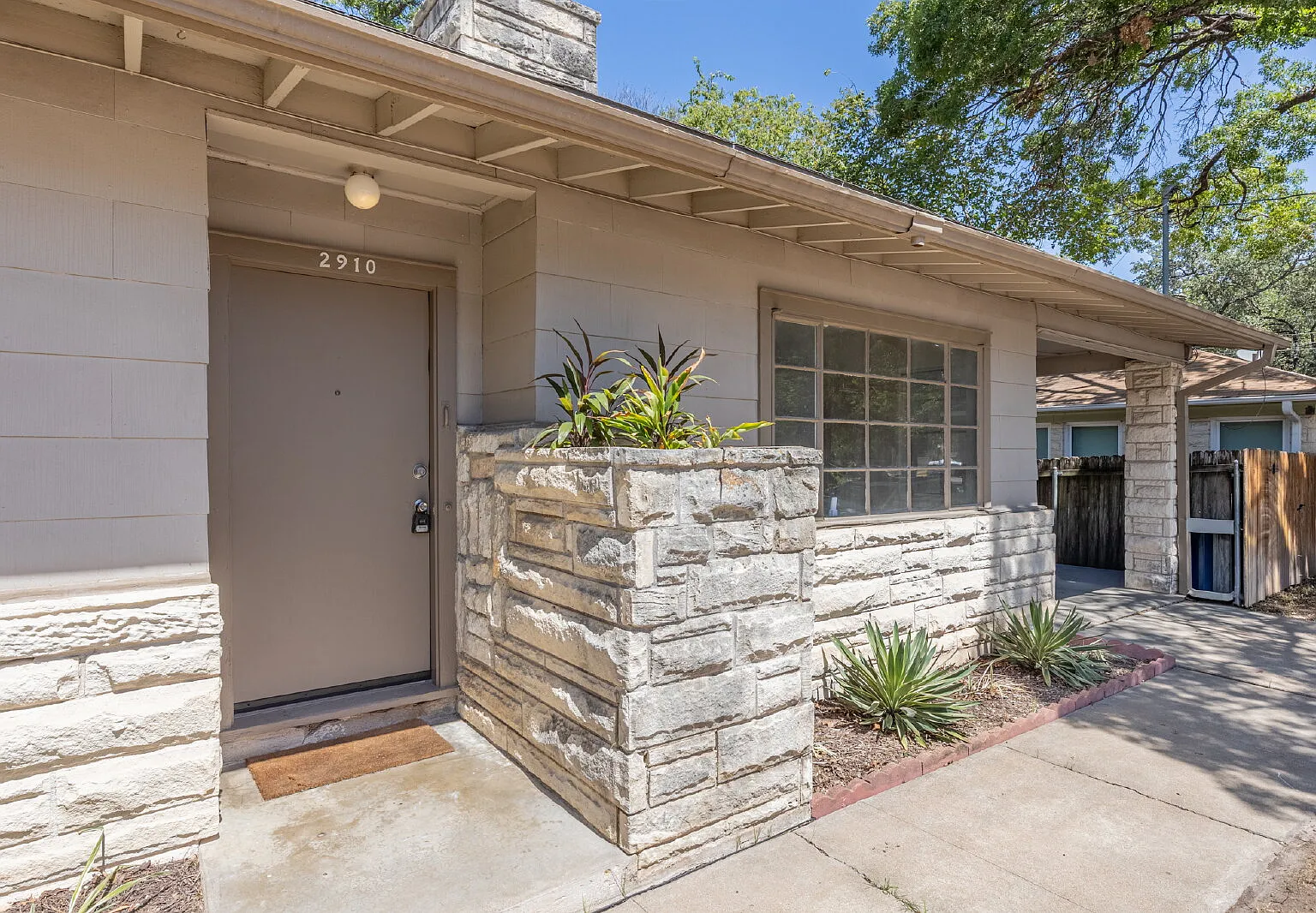 2 bed, 1.0 bath, 1054 sqft, $2,100 — Photo 3