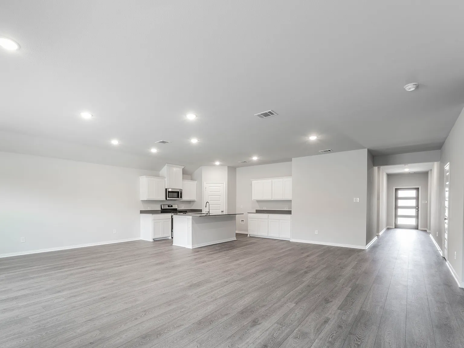 4 bed, 2000 sqft, $2,350 — Photo 2