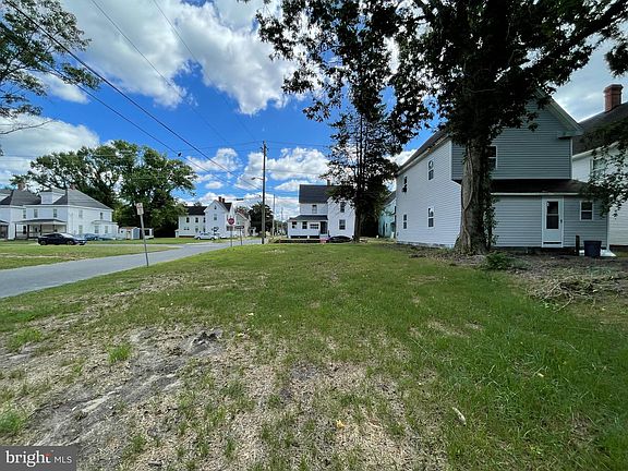 4th image of 700 Clarke Ave