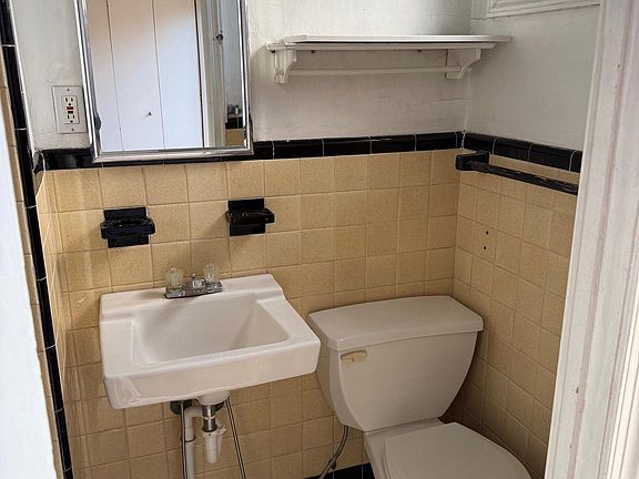 4th image of 1720 Spruce St #5