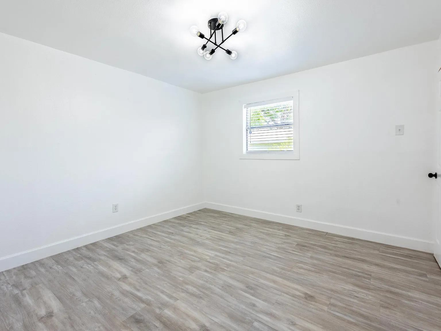 307 W Baylor — Photo 4
