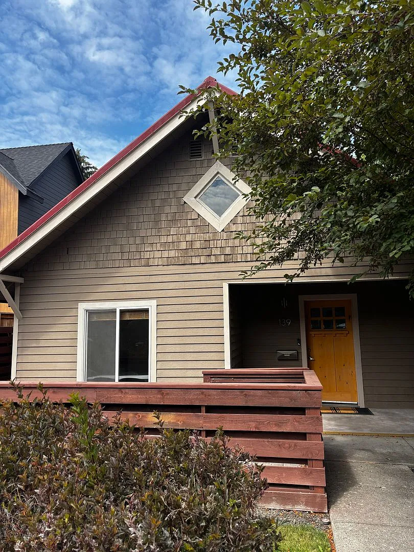 Ideal Duplex on NW Broadway with Parking — Photo 4