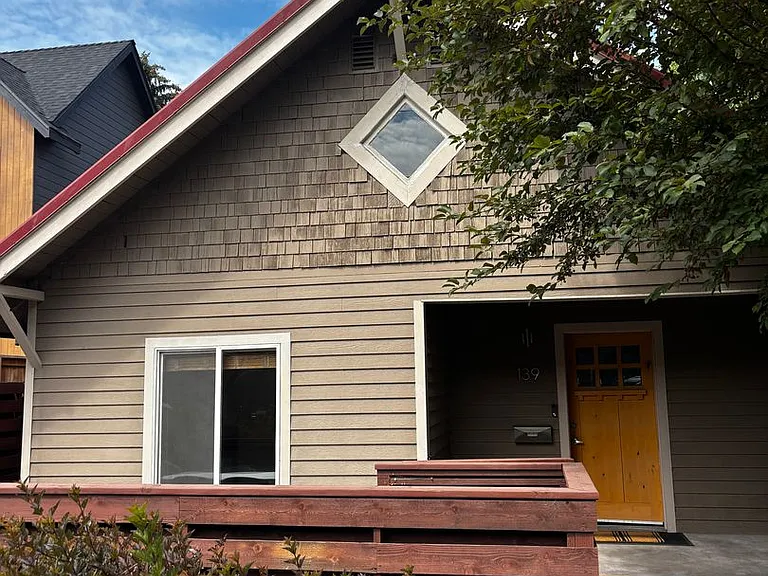 139 NW Broadway St — Photo 4