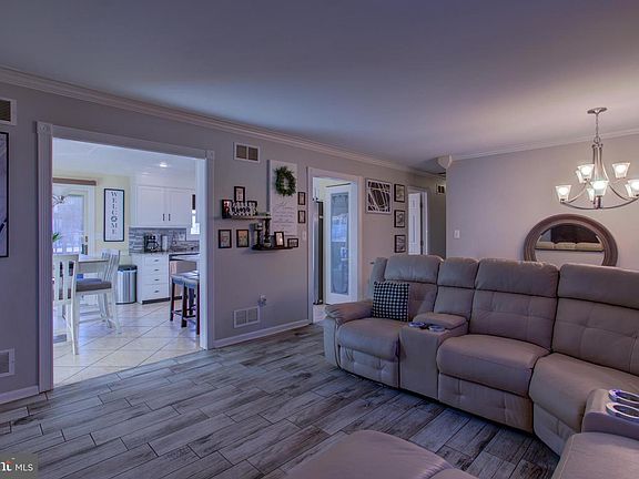 3rd image of 4092 Jasmine Pl