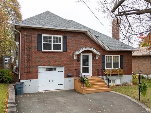 17 Grandview Dr, Moncton, NB E1E 3J9
