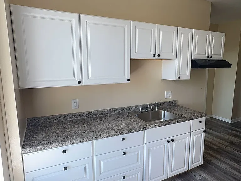 116-124 Sargeant St #3R — Photo 2