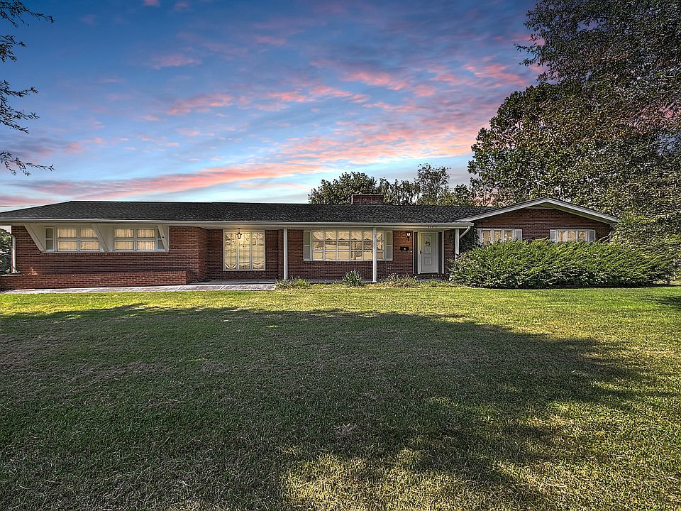 1st image of 806 N Hills Dr