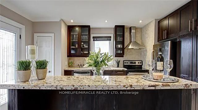 1058 Alexandra Ave W #UPPER — Photo 3