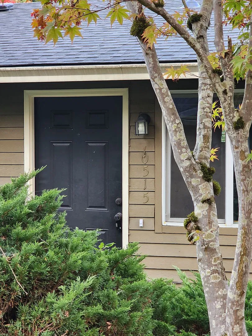 Located in a Desirable Area in Wilsonville 2 Bedroom Unit in a 4 Plex — Photo 1