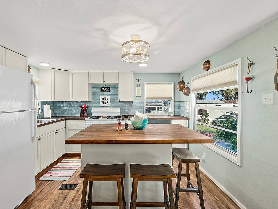 1st image of 1110 N Summit St #B12
