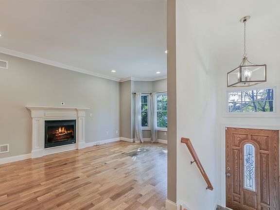 3rd image of 431B Aurora Ave