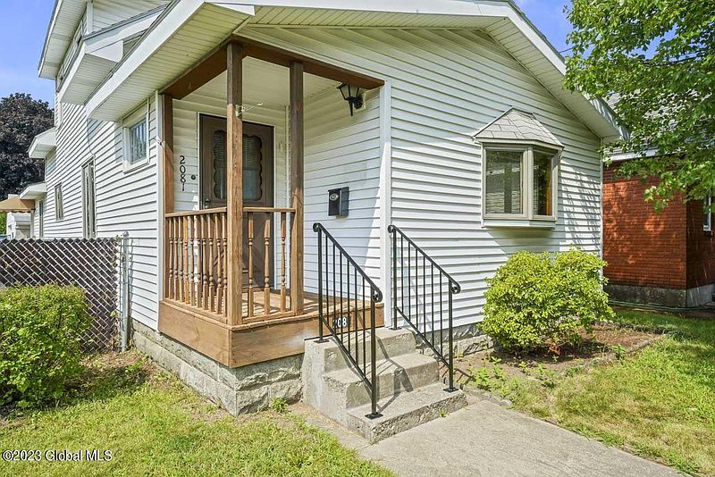 4th image of 2081 Oaklawn Ave Avenue