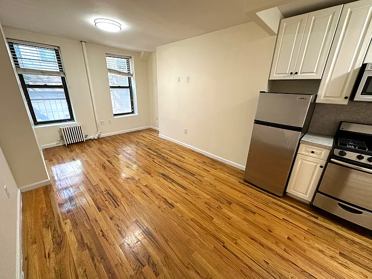 320 E 6th St #4 — Photo 4