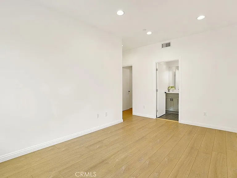 5729 N Willow Crest Ave #5729 — Photo 8
