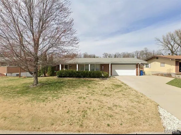 10025 Pebble Beach Dr, Saint Louis, MO 63114