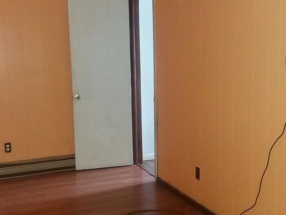 Livingroom ( looking toward bathroom).