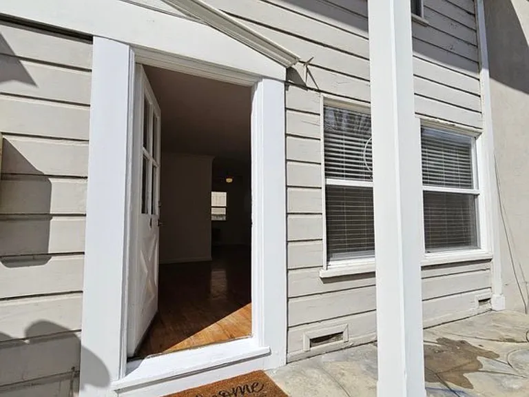 12403 Magnolia Blvd #4 — Photo 2