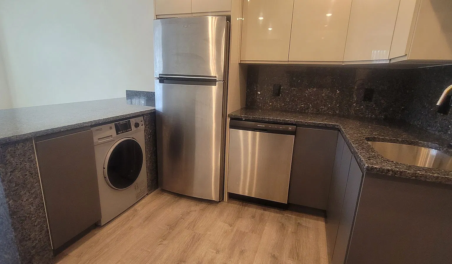 Discounted Fee! Luxury Studio Near BU & T! Perfect for Students wanting Perfect Location — Photo 3