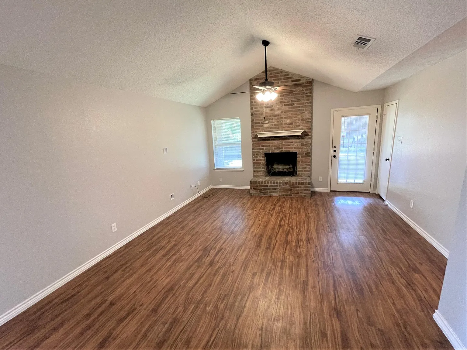 3 bed, 1354 sqft, $2,000 — Photo 2
