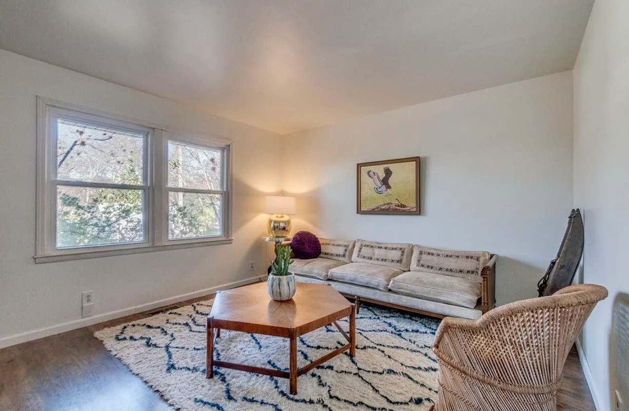 2 bed, 850 sqft, $1,800 — Photo 2