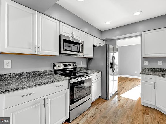 4th image of 17 Cherry Manor Ct