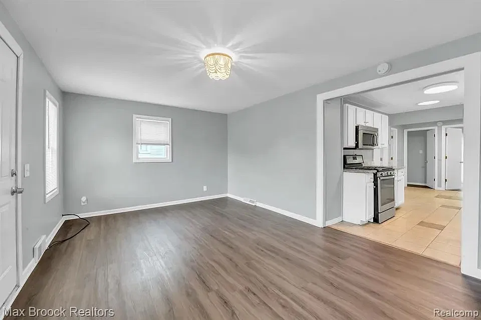 3 bed, 894 sqft, $1,825 — Photo 4