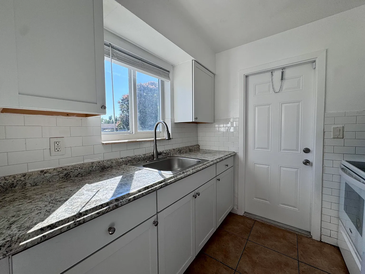 3 bed, 1.0 bath, 1000 sqft, $2,195 — Photo 3