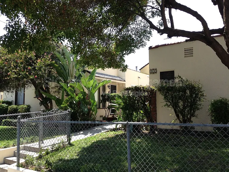 417 E Elmwood Ave #B — Photo 17