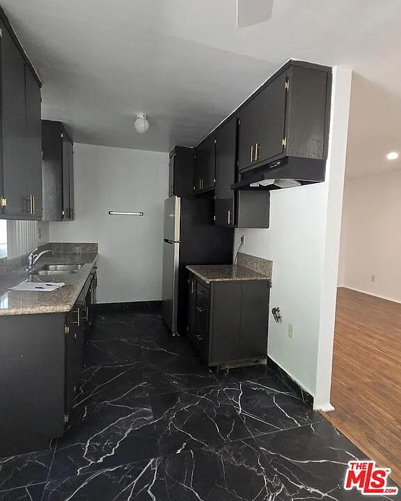 2 bed, 2.0 bath, 1100 sqft, $2,200 — Photo 2