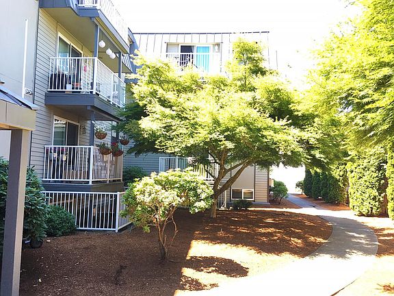 3rd image of 11540 Pinehurst Way NE APT 202