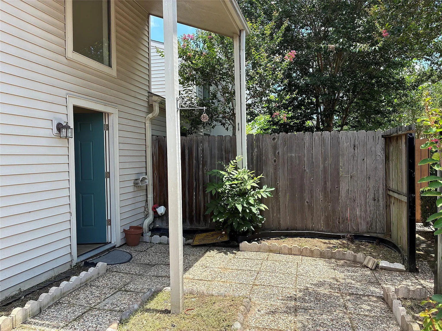 1 bed, 1.0 bath, 1008 sqft, $1,300 — Photo 2
