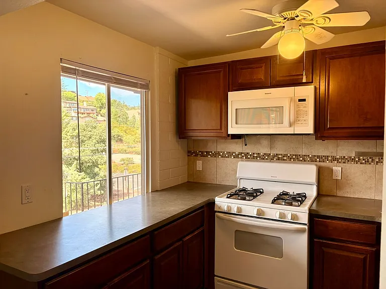 390 Cedar St #19 — Photo 9
