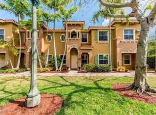 10571 SW 6th St, Pembroke Pines, FL 33025