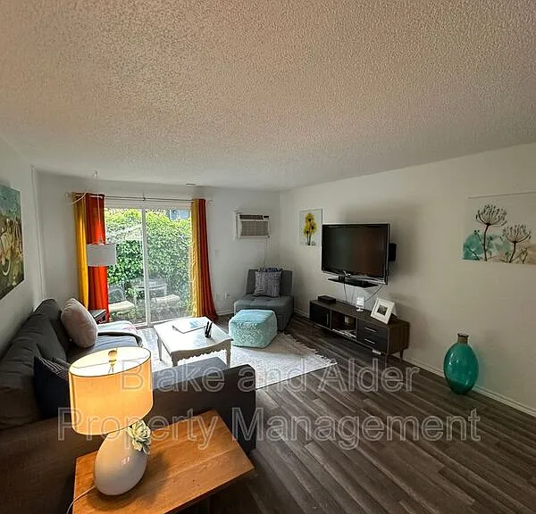 5934 SW 30th Ave — Photo 8