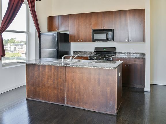 4th image of 2401 W North Ave #302