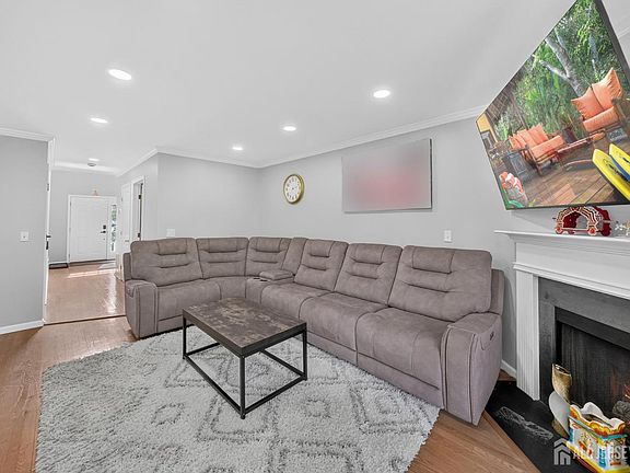 3rd image of 19 Mindy Dr