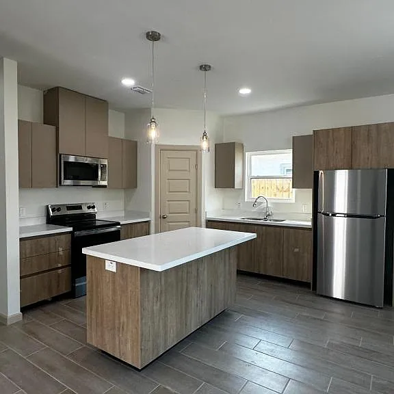 609 N Emerald Ave #2 — Photo 3
