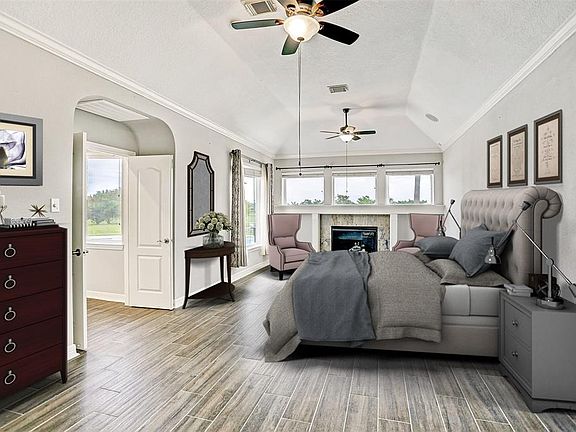 4th image of 627 Royal Lakes Blvd