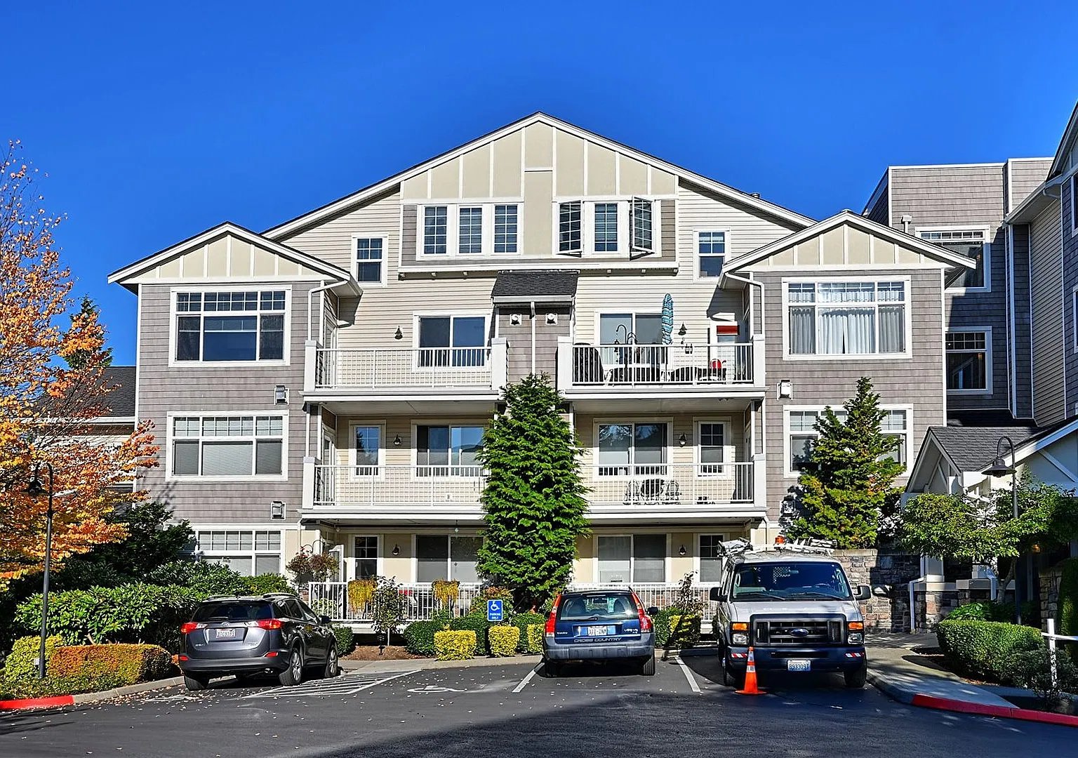 Mukilteo Golf Course View Condo Modern Comfort & Convenience — Photo 1