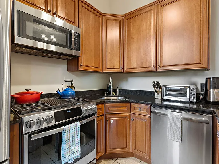 910 Hudson St #1 — Photo 9