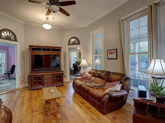 3rd image of 905 S Walnut St