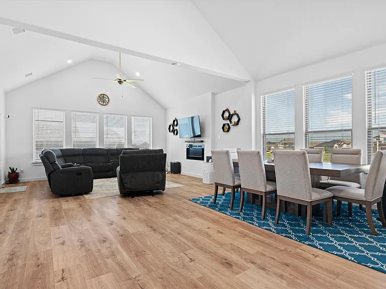4922 Pebblewood Dr — Photo 2