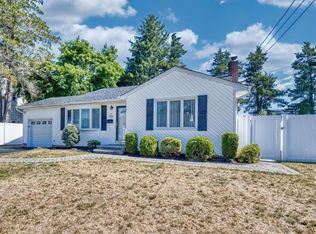 23 Ida Ln, North Babylon, NY 11703