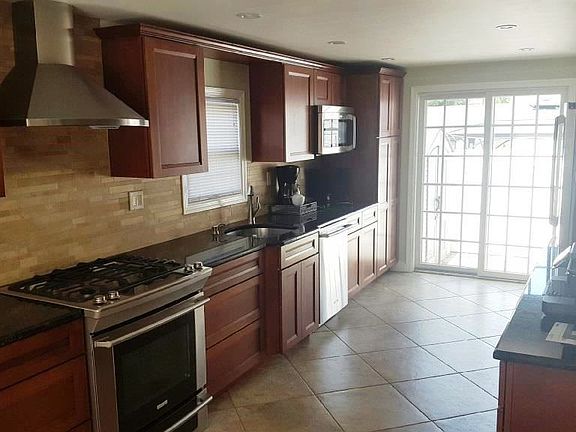 4th image of 72 Phipps Ave