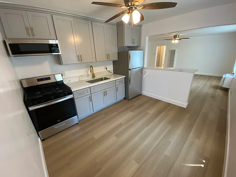 Sussex House Apartments — Photo 12