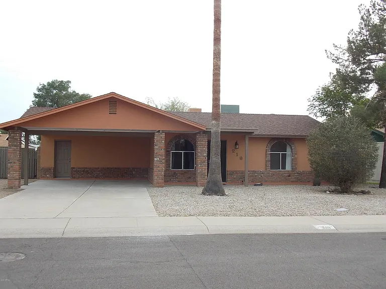 219 W Wagoner Rd — Photo 2